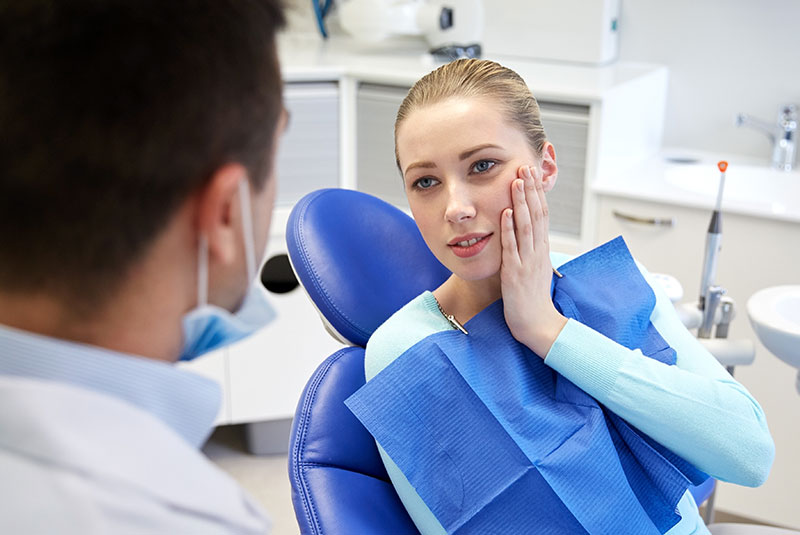 patient having mouth pain and visiting the dental office for treatment